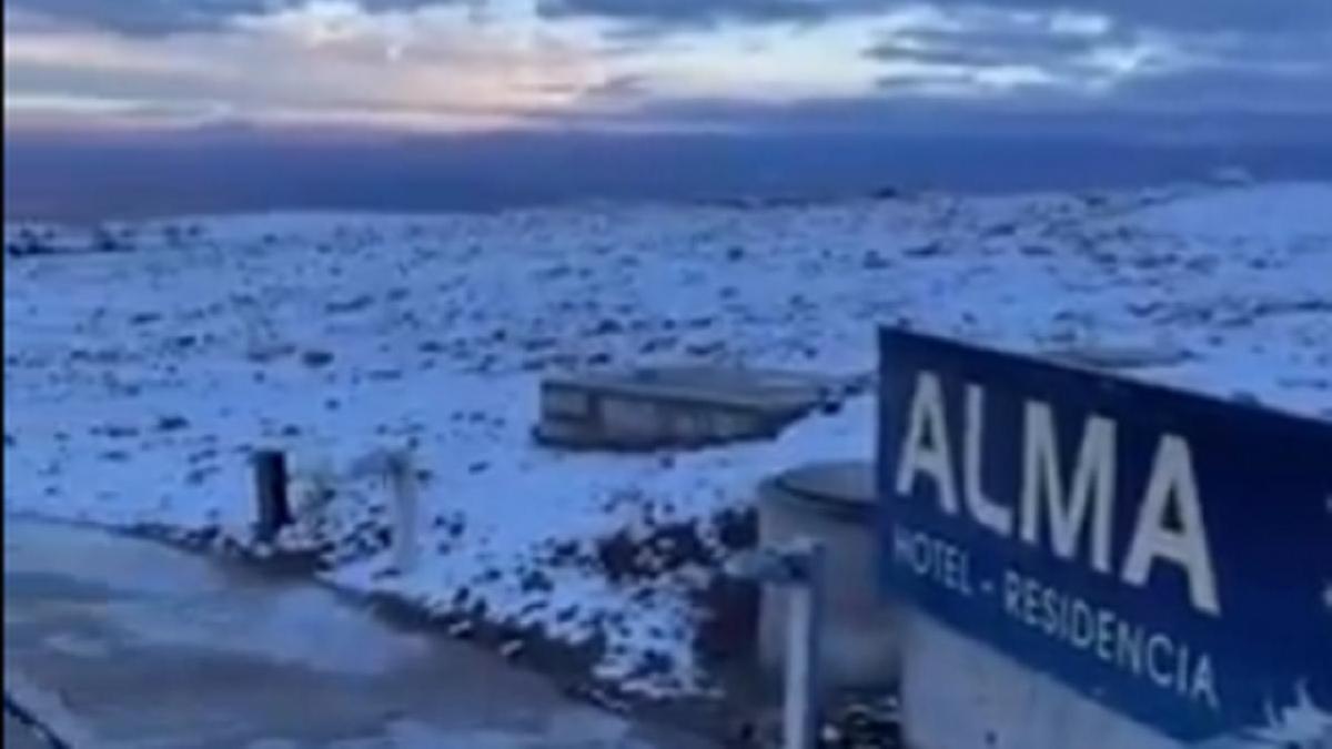 "Удивительно": в самой сухой пустыне мира Атакама выпал снег (видео)