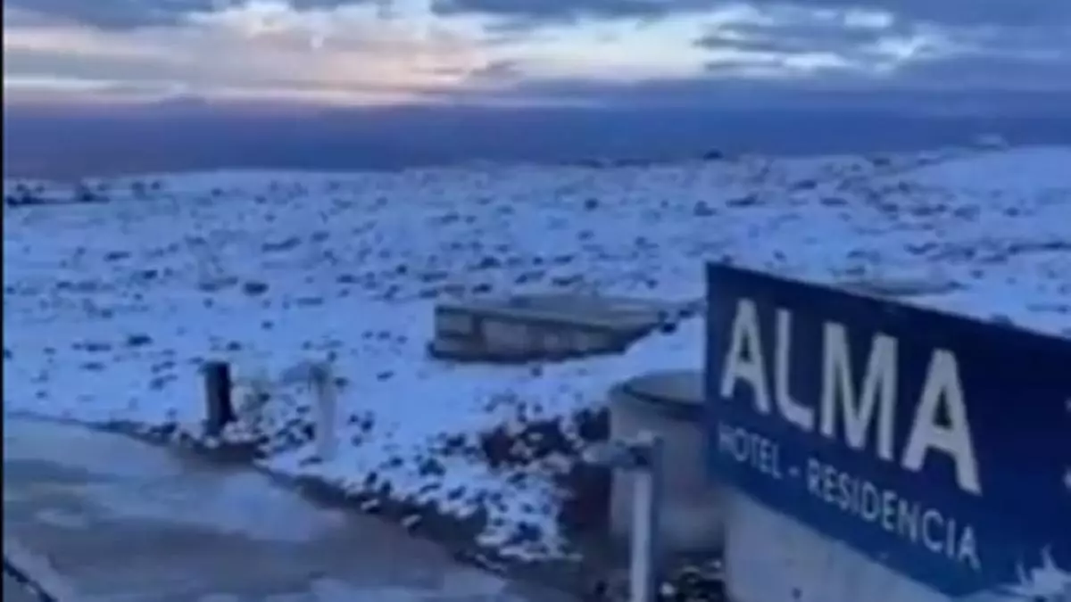 "Удивительно": в самой сухой пустыне мира Атакама выпал снег (видео)