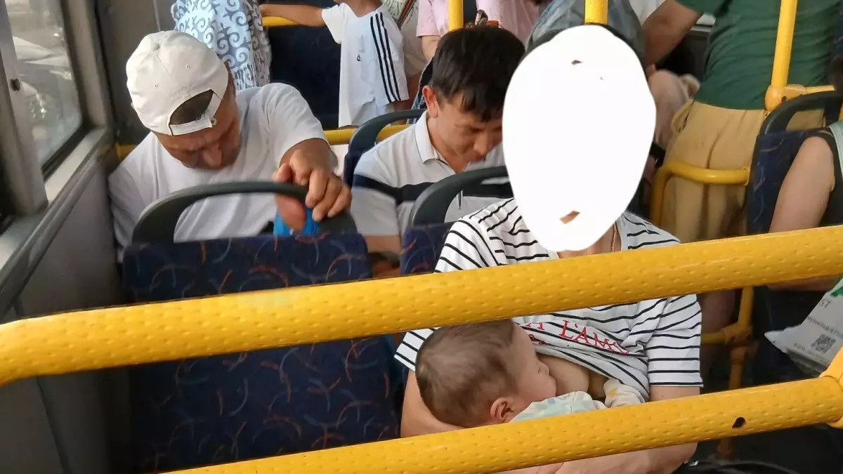 Весь мир заступился за казахстанку, которая кормила грудью в автобусе
