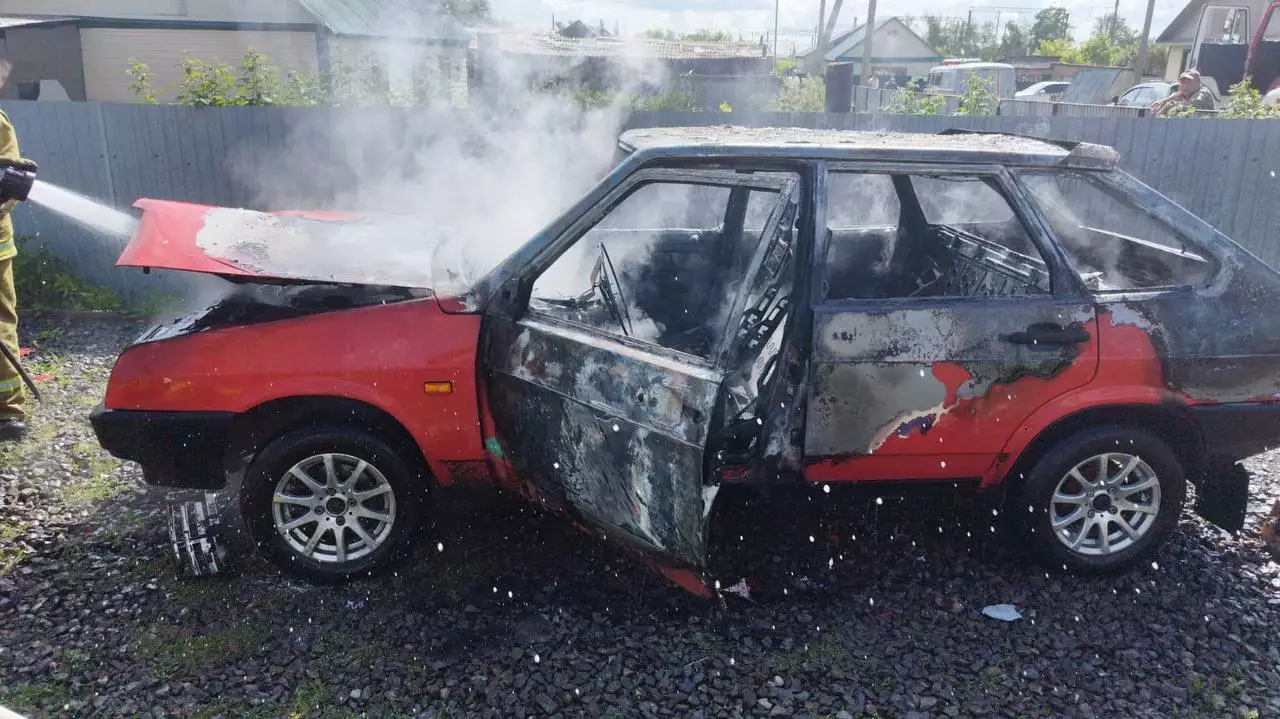 Огнеборцы потушили автомобиль пожар в Щучинске