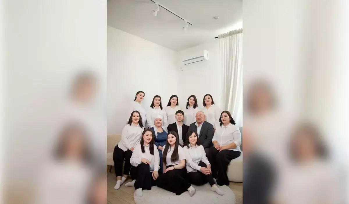 Маңғыстауда бір үйдің он қызы бір жыл ақша жинап, әкелеріне пәтер алып берген