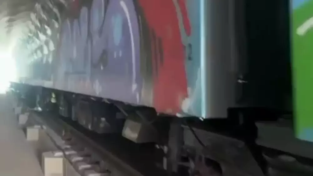 Граффити с вагонов LRT в Астане удалили