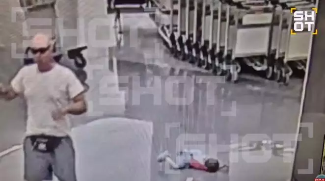 «Басын еденге ұрған». Мәскеу әуежайында балаға шабуыл жасаған ер адам қамауға алынды