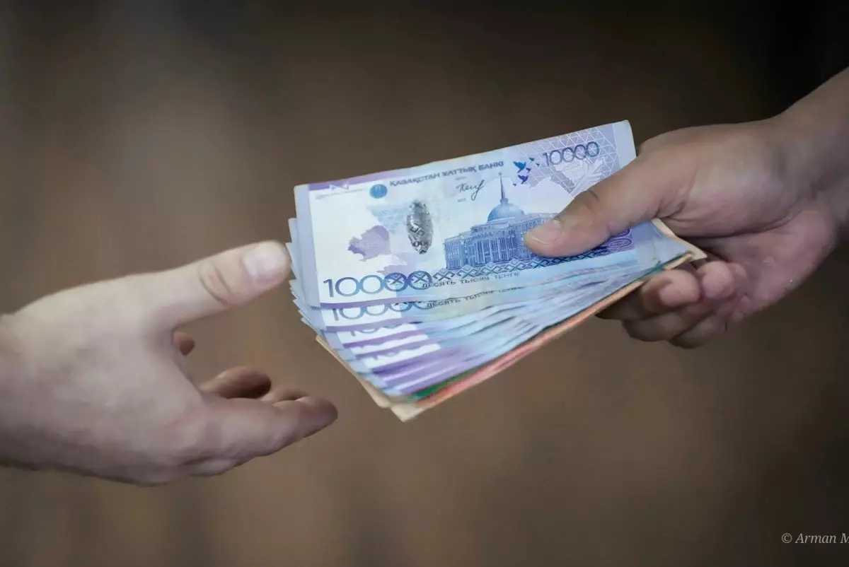 Казахстанцам выплатили почти 20 млн тенге за сообщения о взяточниках