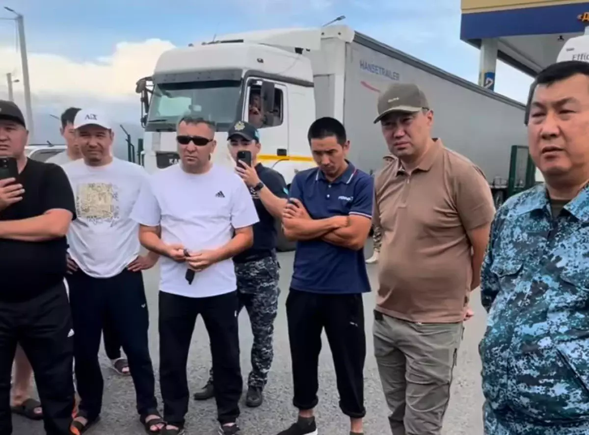 Водители заявили о вымогательствах на границе Казахстана и Китая