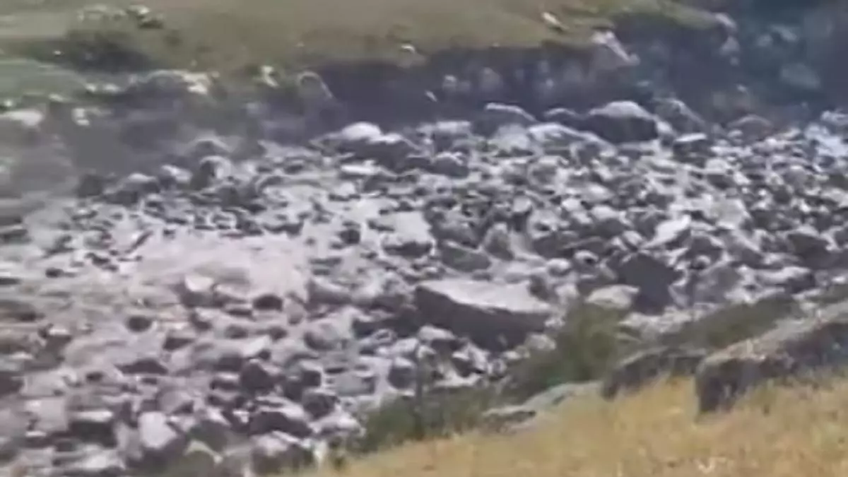 Авария в Кыргызстане: жителей эвакуируют из-за разрушения высокогорного водоема (видео)