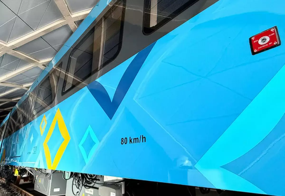 В Астане удалили граффити с вагонов LRT