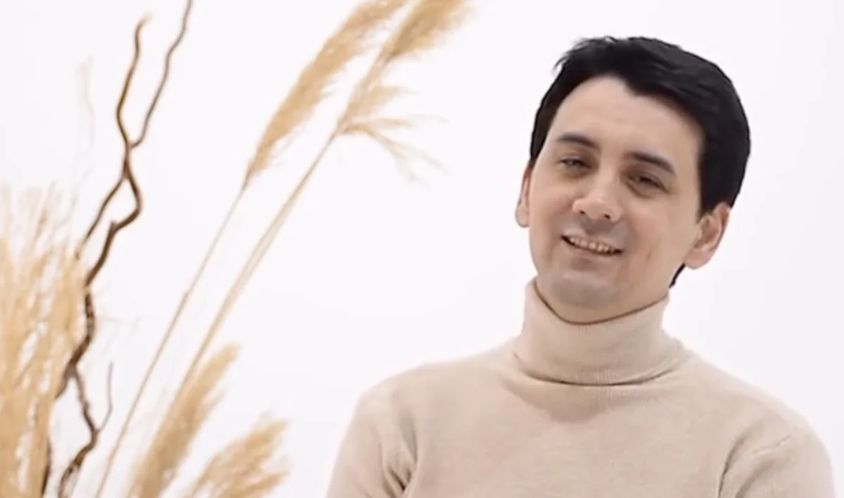 «Ажырасуға себеп болады»: танымал әнші сүйіктісіне гүл сыйлайтын жігіттерге ескерту жасады