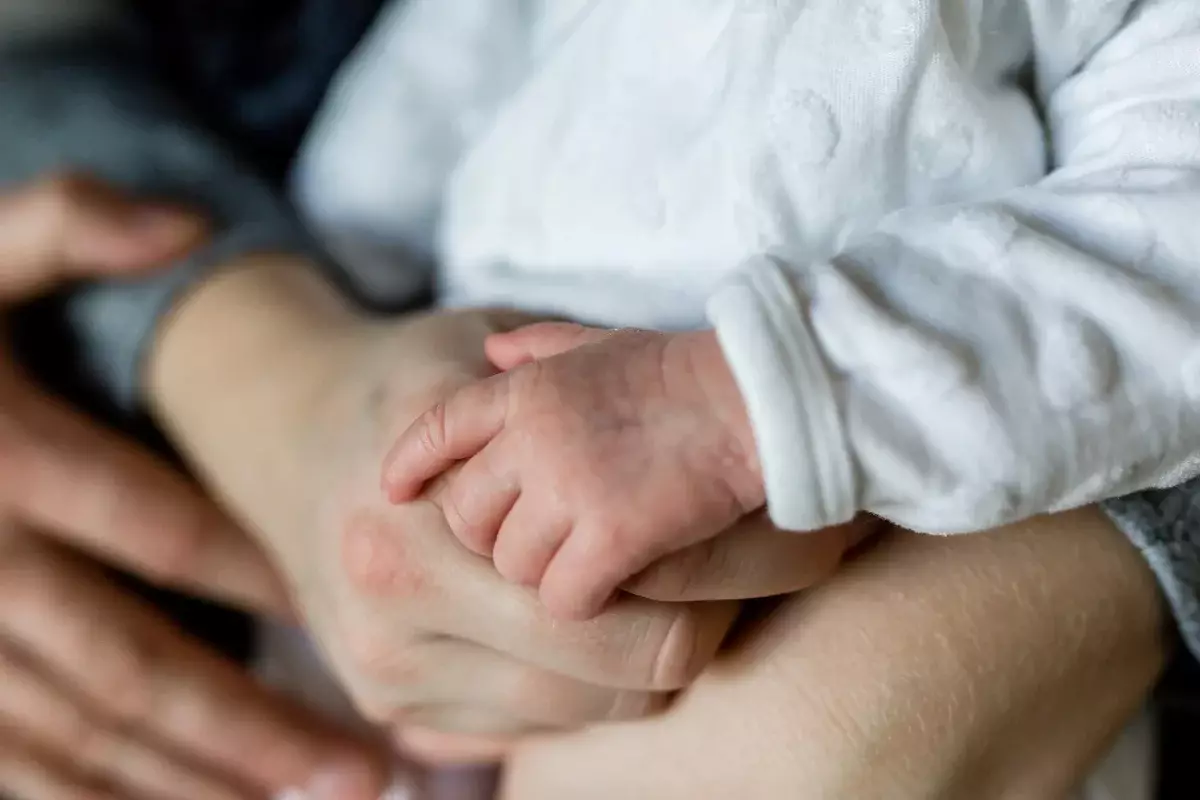 Женщина в Караганде родила на остановке, ребенок в реанимации