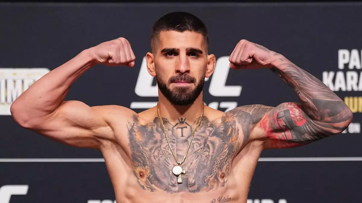 Топурия и Оливейра прошли взвешивание перед боем за титул UFC, который был оставлен Махачевым, успешно.