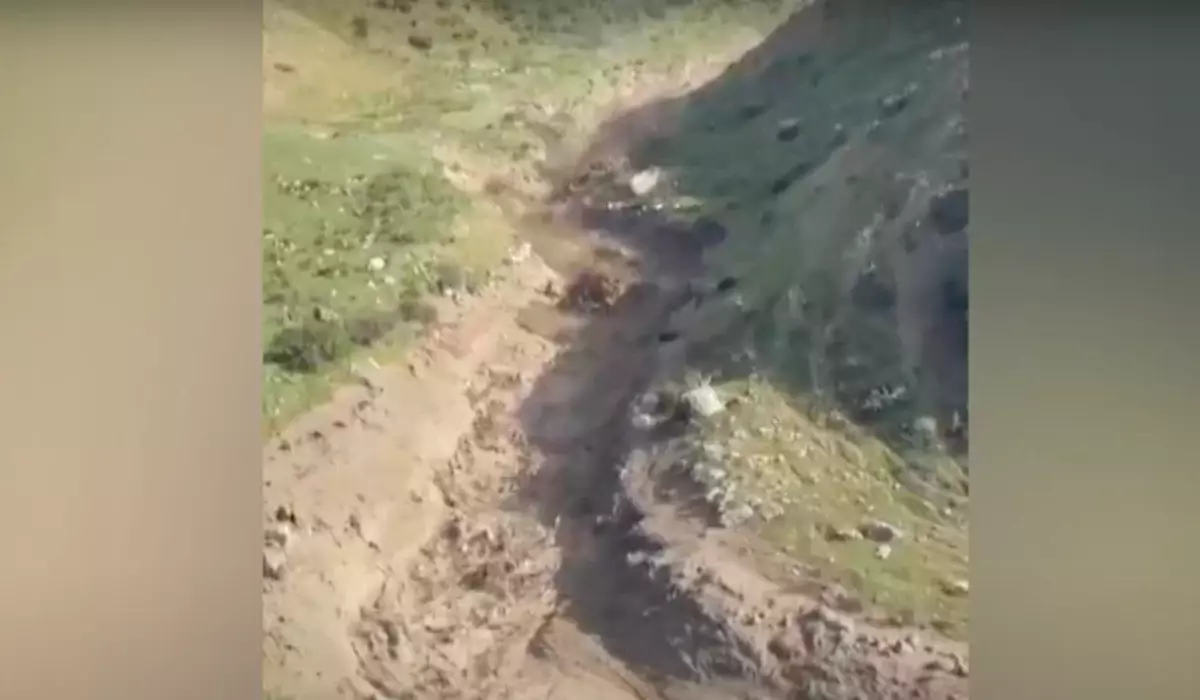 В Кыргызстане прорвало горное озеро: эвакуированы 180 человек (ВИДЕО)