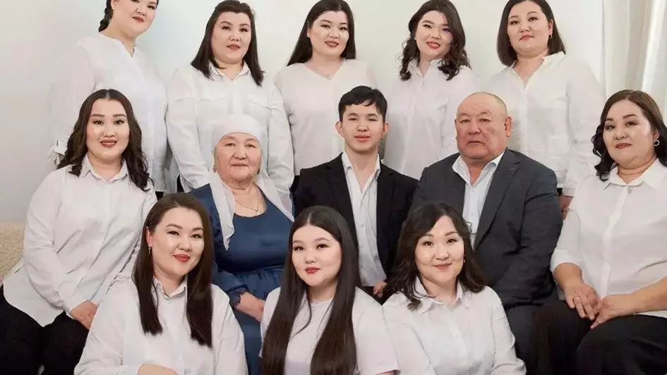 «Бір жыл бойы ақша жинадық»: 10 қызы әкесіне пәтер сыйлады