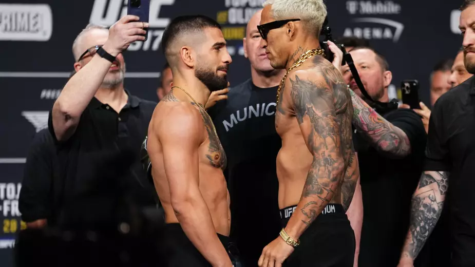 Прямая трансляция турнира UFC с чемпионским боем Илия Топурия - Чарльз Оливейра
