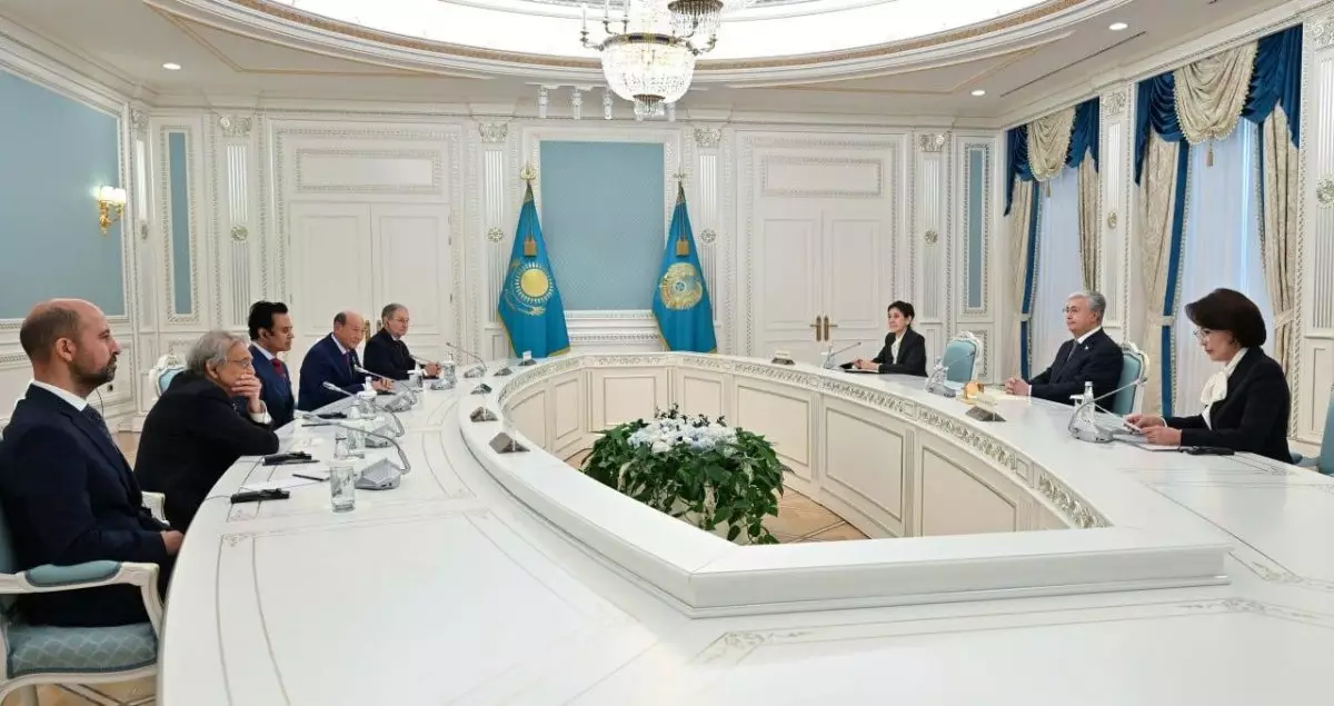 Токаев встретился с мировыми светилами нейрохирургии в Акорде