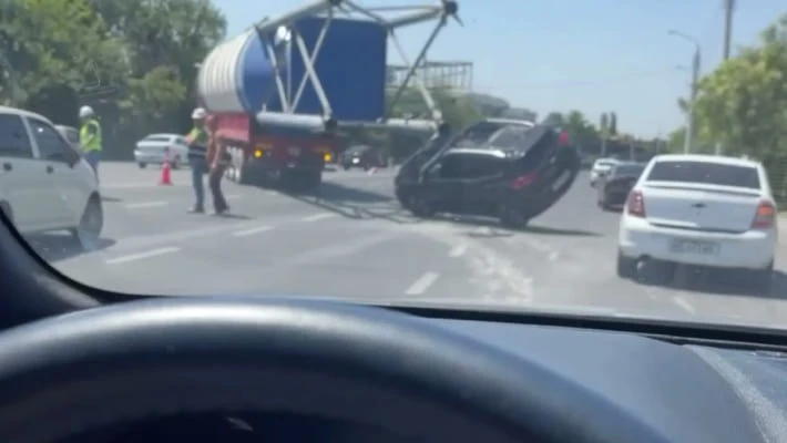 В Ташкенте грузовик с крупногабаритным грузом устроил аварию