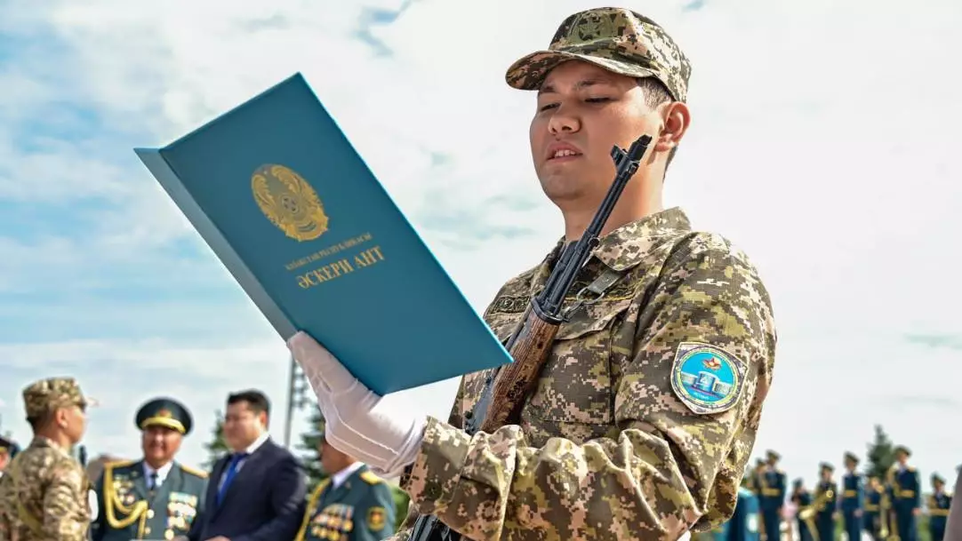 Студенттер әскери ант беріп, запастағы сержант атанды