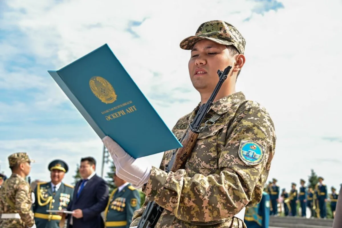 Казахстанцам начнут присылать повестки в армию по SMS