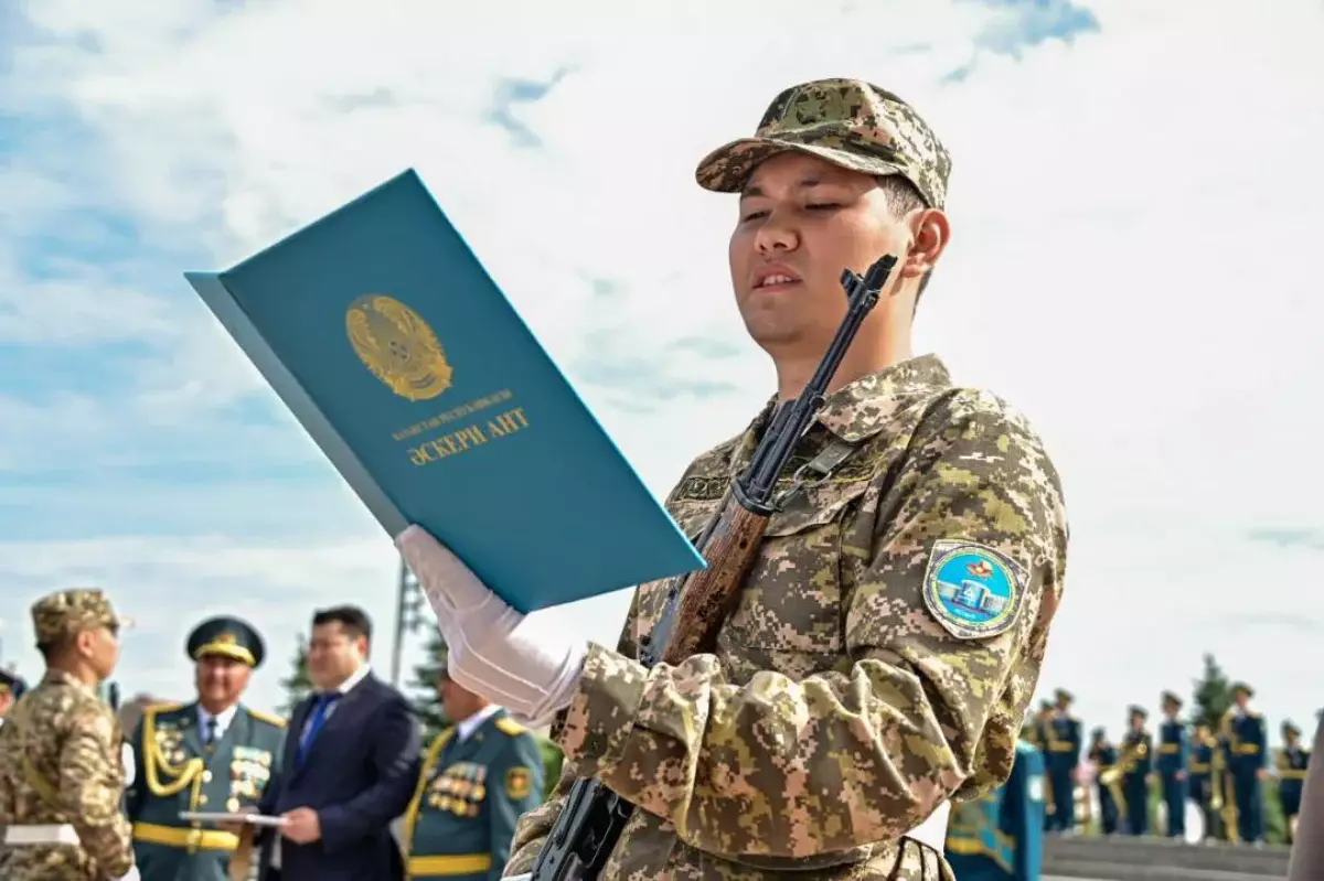 Казахстанцам начнут присылать повестки в армию по SMS