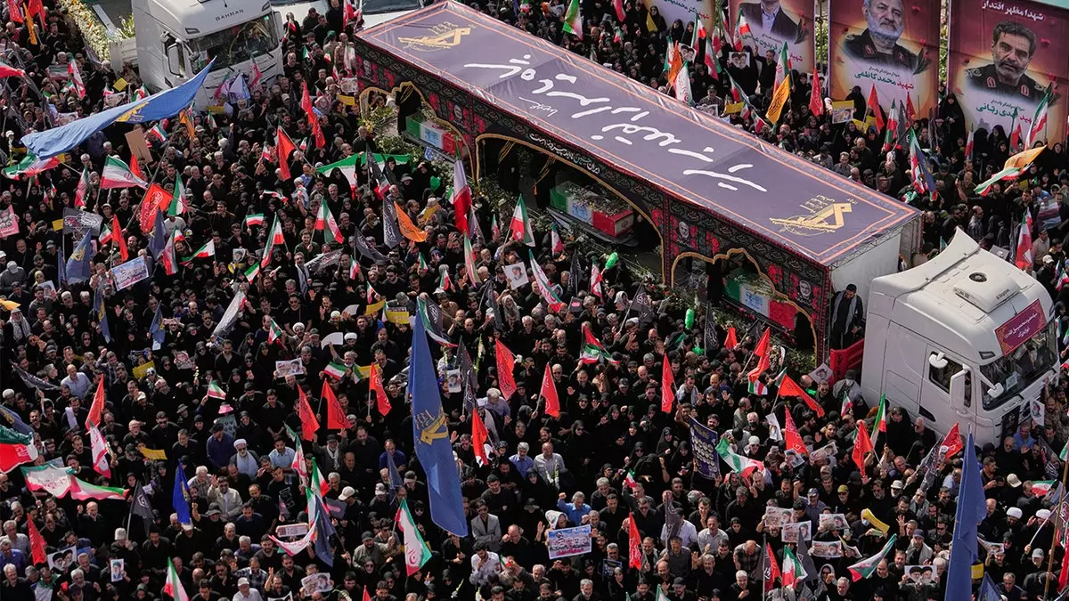 Иран проводит похороны высших командиров и ядерных ученых, убитых в израильской операции.