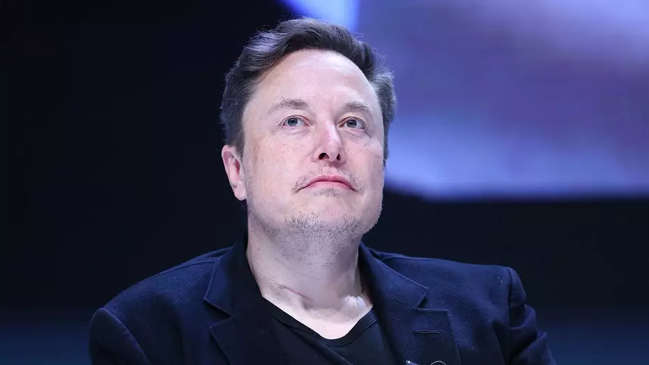 Илон Маск отмечает завершение первой автоматической доставки клиенту Tesla.
