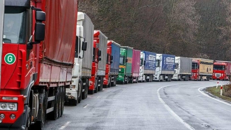 Очереди на границах: Минфин предлагает ускоренный проезд за деньги