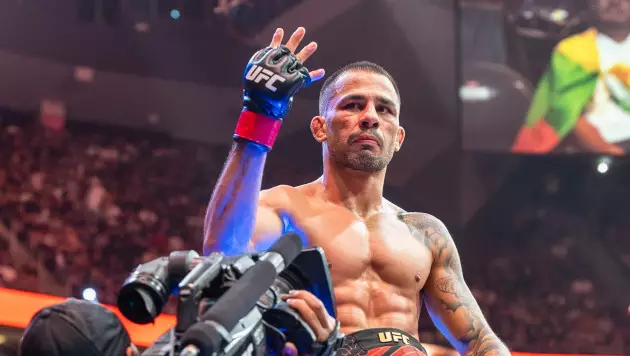 Соглавный бой UFC за титул закончился досрочной победой
