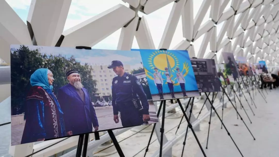 Астанадағы саябақта "Заң және тәртіп" атты фотокөрме өтті