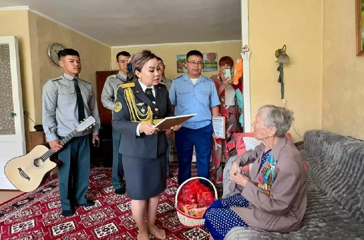 Алматылық әскерилер 100 жасқа келген соғыс ардагерін құттықтады