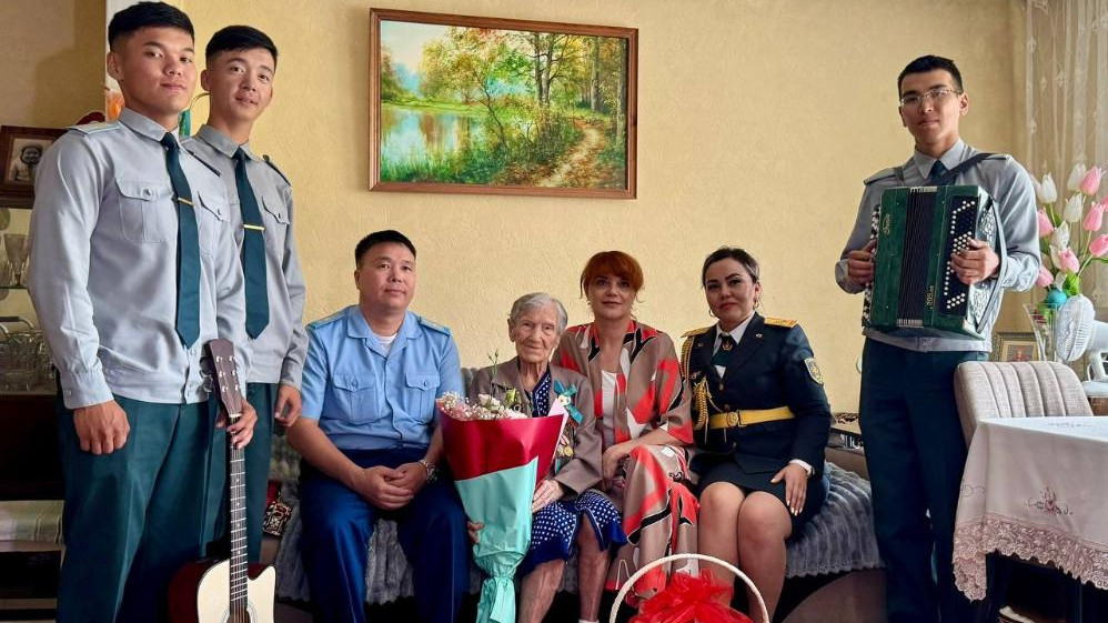 Жеңістің куәгері: Әскерилер 100 жасқа толған ардагерді құттықтады