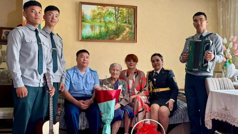 Жеңістің куәгері: Әскерилер 100 жасқа толған ардагерді құттықтады