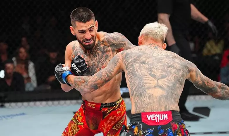 Топурия нокаутировал Оливейру в бою за титул UFC. Видео
