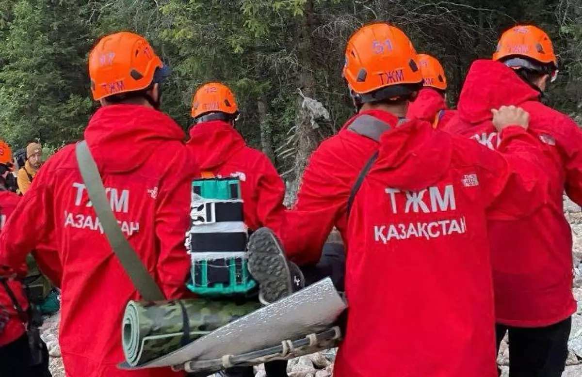 Спасатели несли на себе травмированного туриста под Алматы