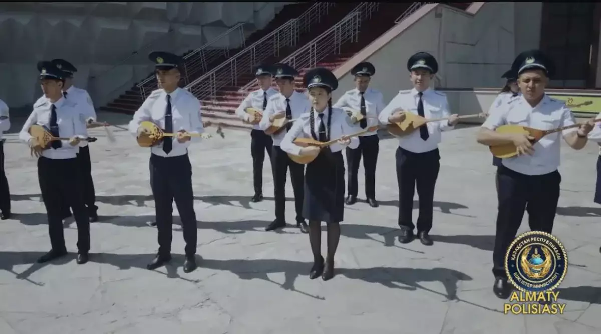 Ұлттық домбыра күні: Медеу мұз айдынында полиция қызметкерлері күй шертті