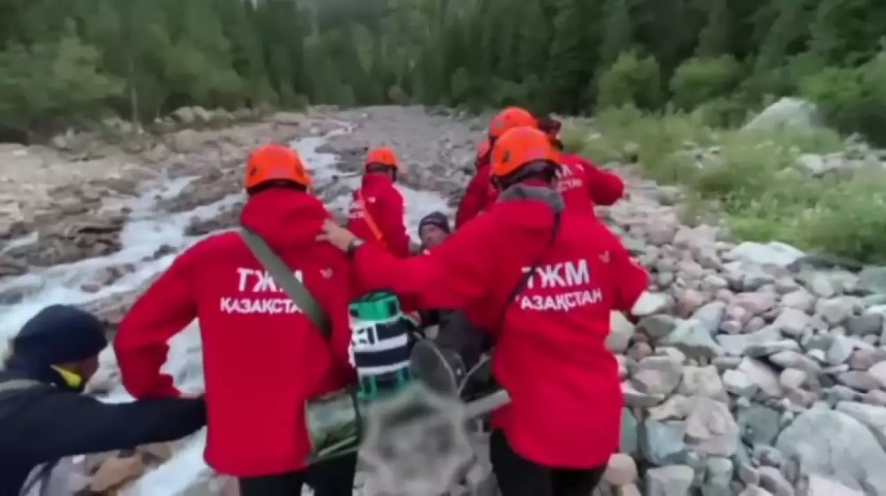 Спасатели в горах эвакуировали туриста с травмой