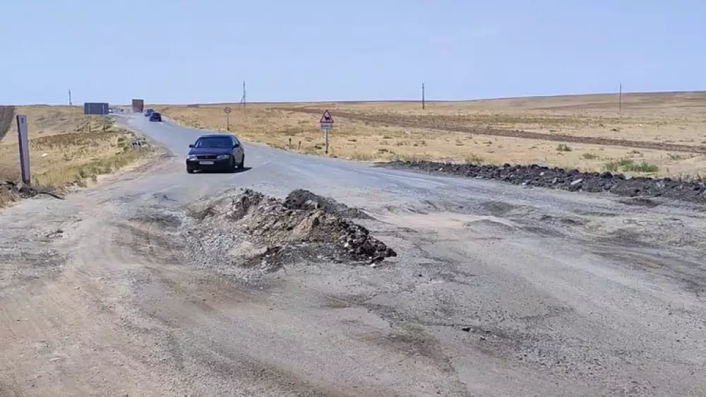 “Убийцы асфальта“: жители Туркестанской области пожаловались на состояние дороги