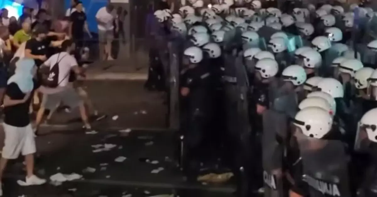 Протесты в Сербии переросли в столкновения: десятки задержанных, ранены 6 полицейских
