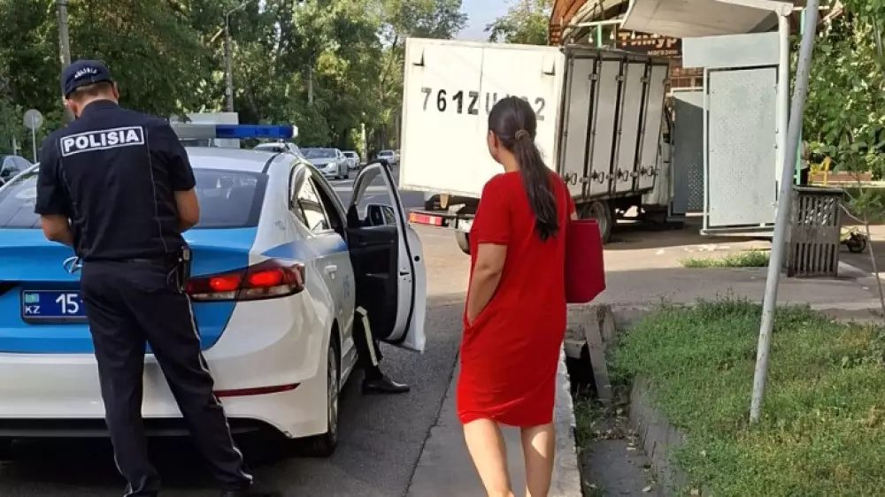“Газель“ въехала в остановку и сбила девушку в Алматы
