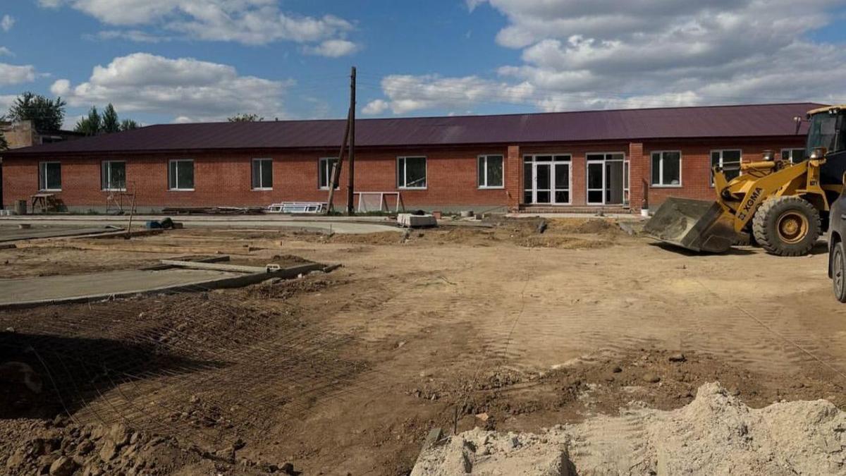 В селе Бирсуат строится новая современная школа на 100 мест.