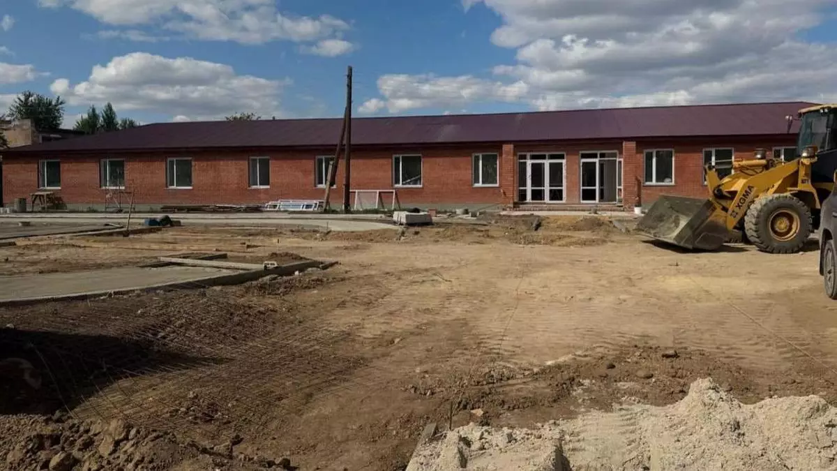 В селе Бирсуат строится новая современная школа на 100 мест.