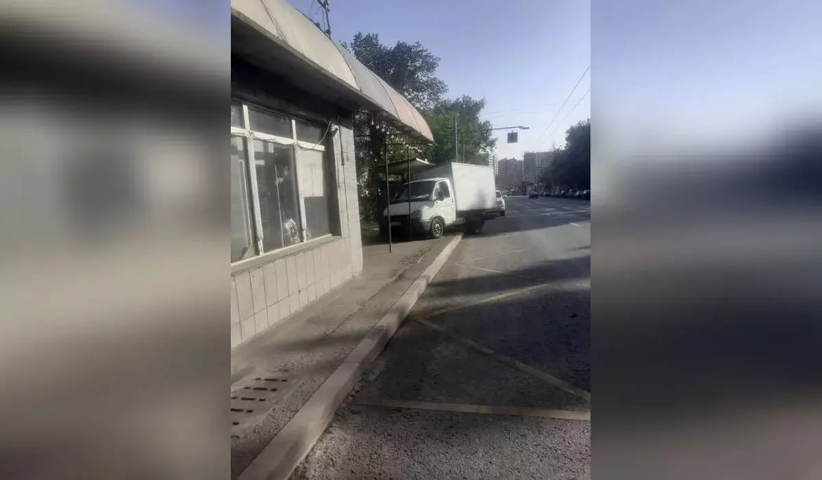 «Газель» врезалась в остановку и сбила девушку в Алматы