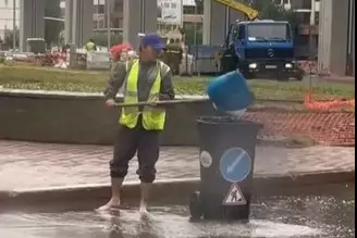 В Астане лужу откачивали лопатой