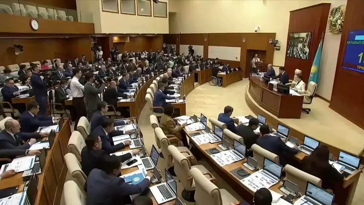 Казахстанские депутаты ушли на парламентские каникулы