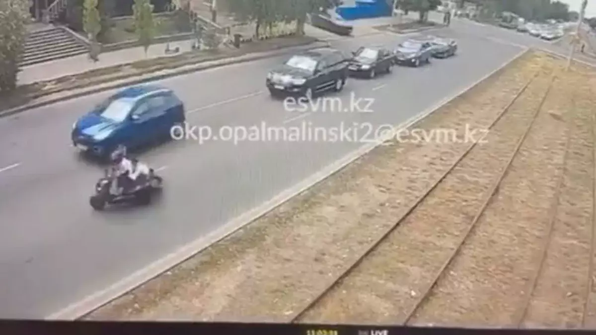 Угонщик мопедов протащил полицейского по дороге в Алматы (видео)