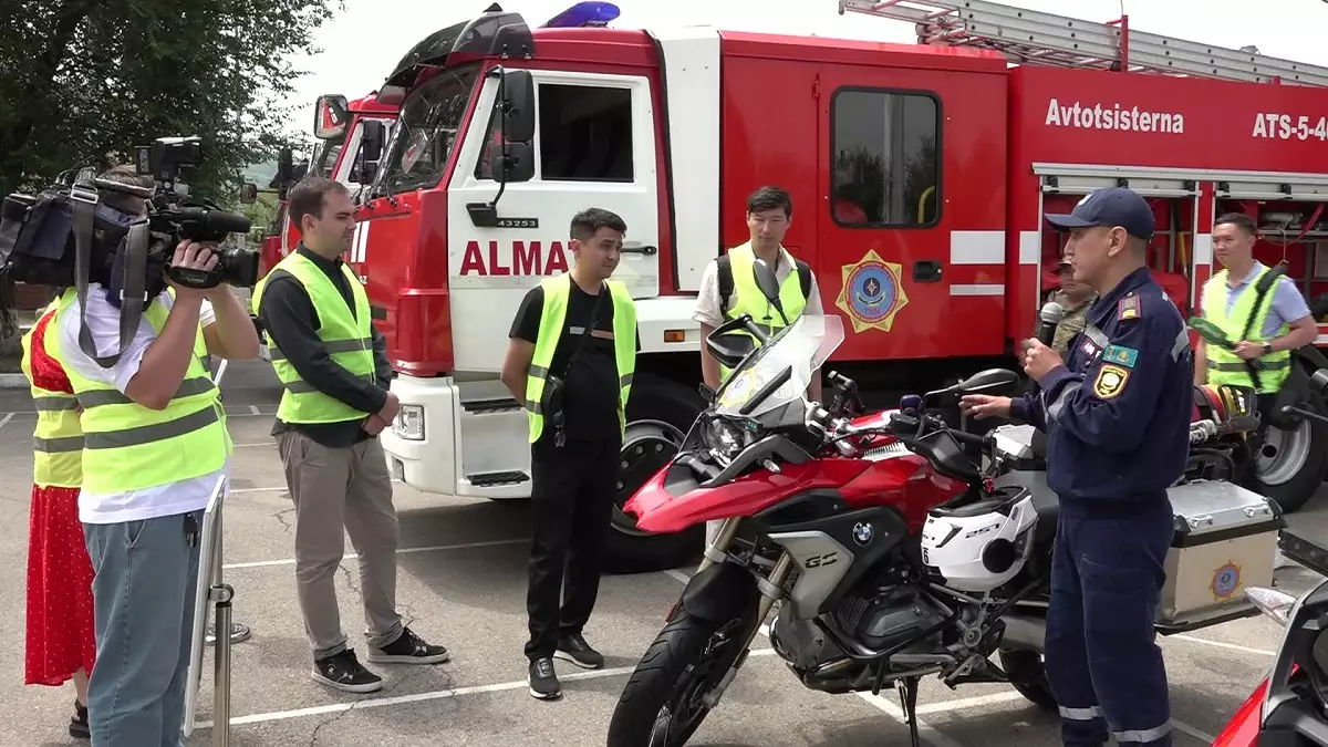 Өрт сөндіруші болуға тырыс: Алматыда БАҚ қызметкерлері ерекше іс-шараға қатысты