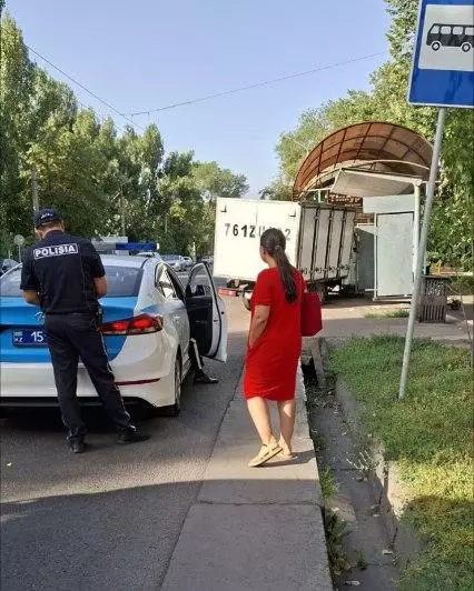 Алматыда аялдамада тұрған жолаушыны көлік қағып кетті
