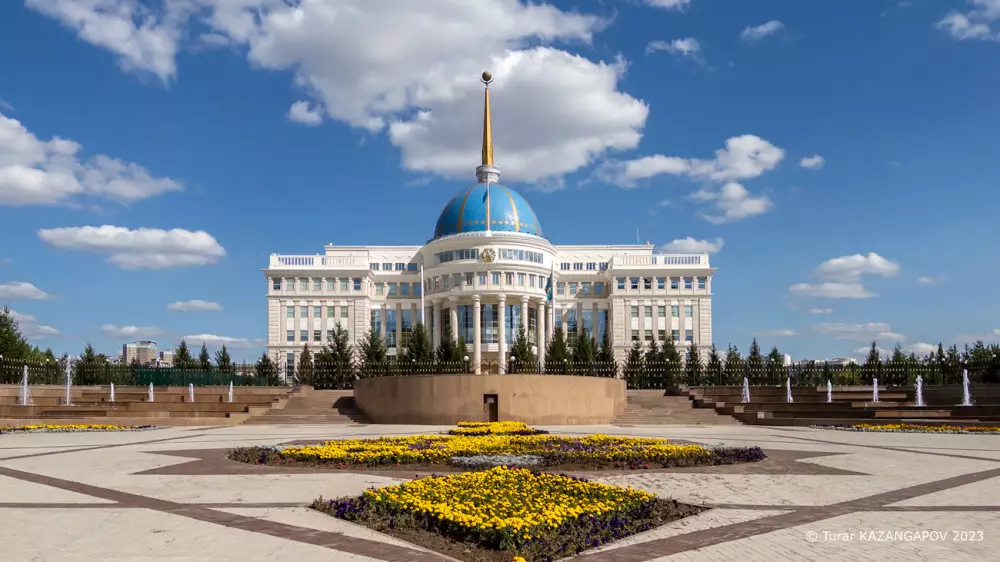 Токаев подписал закон: изменены правила для долевого строительства, инватакси и автодорог