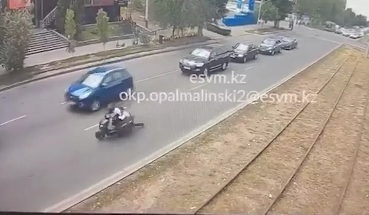 Угонщик мопеда протащил полицейского по дороге в Алматы (ВИДЕО)