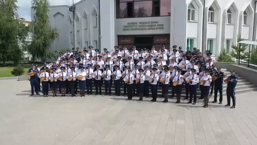 200 полицей "Адай" күйін тартты