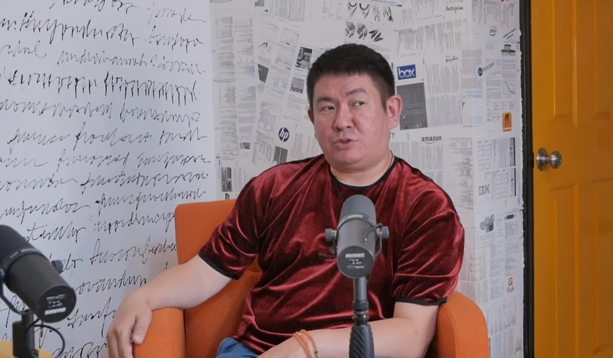 «Еркектің екі-ақ функциясы бар»: Жан Мұқанов отбасындағы бүкіл жауапкершілікті әйелге артып қойды