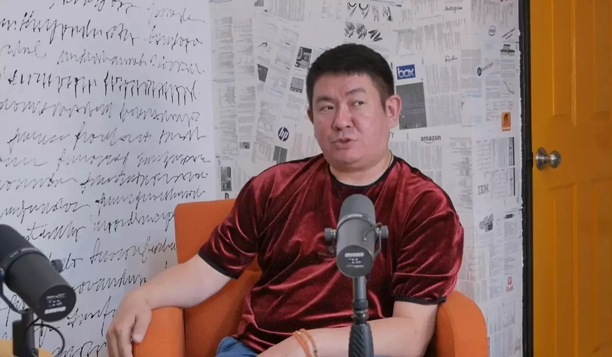 «Еркектің екі-ақ функциясы бар»: Жан Мұқанов отбасындағы бүкіл жауапкершілікті әйелге артып қойды